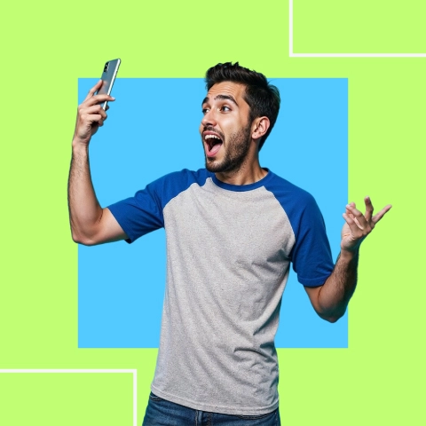 Hombre feliz solicitando un crédito